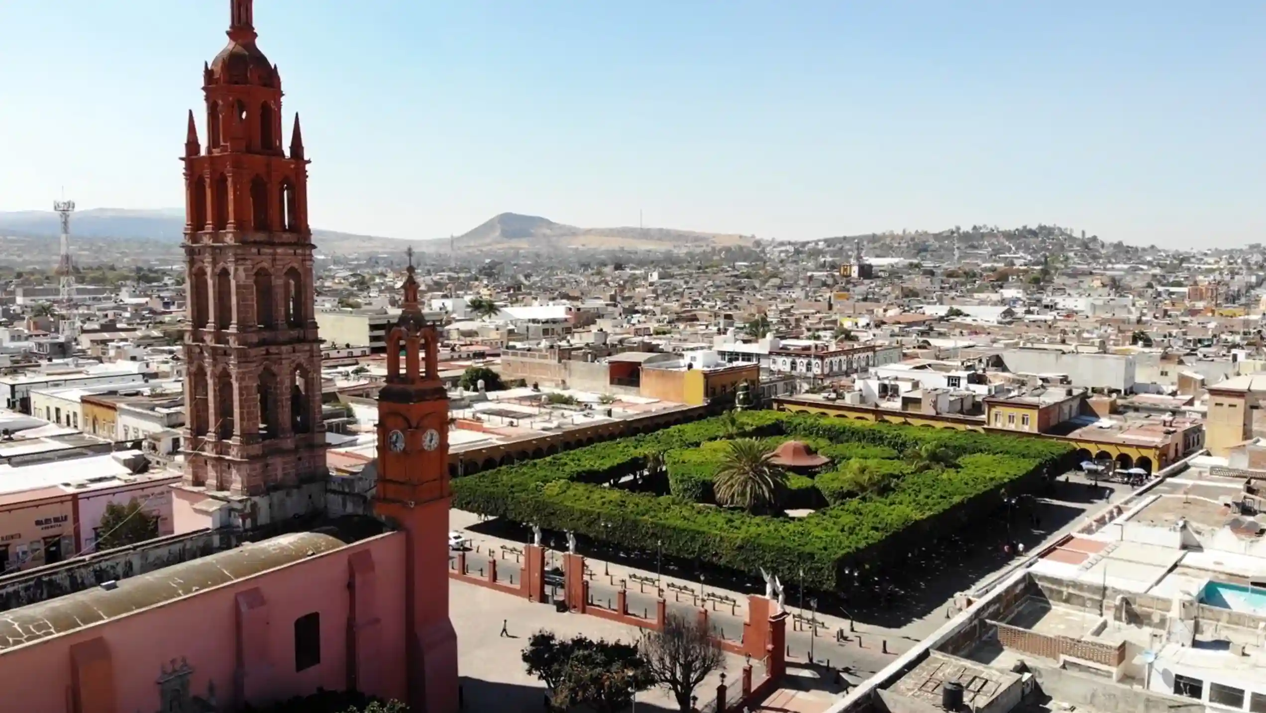 Jardín principal de día.